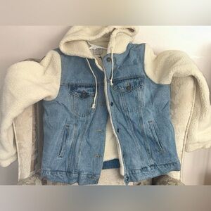 New with tags. Faux furl and light blue denim jean jacket. Will keeo you warm!